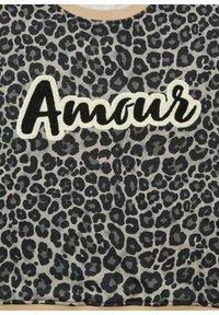 Sweater met luipaardprint, voorzien van een gestructureerde "Amour" applicatie in contrasterende kleuren, met een ronde halslijn en zachte stof.
