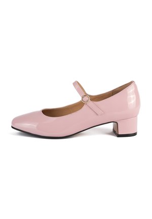Różowe lakierowane buty Mary Jane z niskim obcasem typu blok i regulowanym paskiem z złotą sprzączką, przedstawione na białym tle w widoku bocznym.