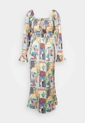 Vestido maxi con estampado floral en tela ligera, con mangas largas, escote cuadrado, cintura elástica y bordes con volantes en las mangas.