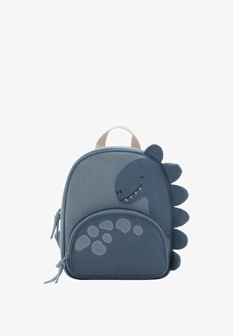 Blå tygryggsäck formad som en dinosaurie med taggar, med ett leende ansikte, prägling av fläckar och en framficka med dragkedja. Handtag på toppen.