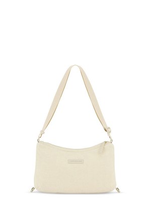 Beige Tasche aus Stoff mit Fischgrätenmuster, geschwungenem Design, verstellbarem Tragegurt und Reißverschluss, versehen mit einem Markenlabel auf der Vorderseite.