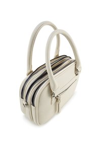 Lichtbeige leren tas met textuur, twee korte handvatten, drie ritssluitingen en een voorvak met rits voor extra opbergruimte.