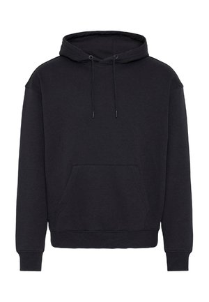 Svart hettegenser laget av myk stoff, med vanlig passform, snor i hetta, frontlomme med kenguru-design, og ribbestrikkede ermer og kant.
