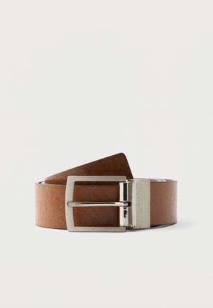 Bruine leren riem met een gevarieerde textuur en een glanzende zilverkleurige metalen gesp, met een rechthoekige vorm en een reliëf logo detail.