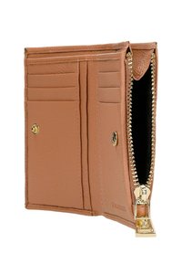 Il portafoglio in pelle marrone presenta più slot per carte, una chiusura con zip dorata e una superficie liscia. Design compatto con un layout semplice e funzionale.