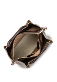 Bruine leren handtas met een gouden rits, zachte textuur en een open, ruime binnenkant met een lichtbruine stofvoering en een ritsvak.