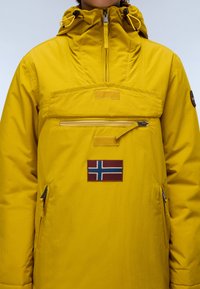 Gelbes Pulloverjacke mit hohem Kragen, Reißverschlusstasche auf der Brust, Seitentaschen und einem norwegischen Flaggenpatch auf der Vorderseite.