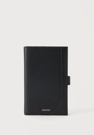 Carnet ou agenda en cuir noir avec une plaque métallique du logo Emporio Armani sur la couverture avant, fermé avec un porte-stylo sur le côté.