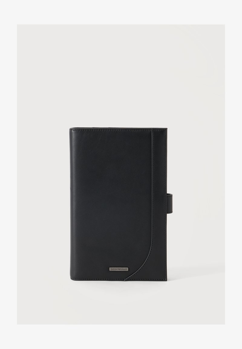 Carnet ou agenda en cuir noir avec une plaque métallique du logo Emporio Armani sur la couverture avant, fermé avec un porte-stylo sur le côté.
