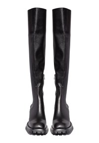 Botas de cuero negro hasta la rodilla con un acabado suave, cremalleras laterales y una suela de goma texturizada. Presentan un diseño elegante y ceñido.