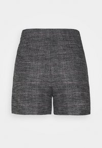 Shorts à carreaux gris avec un tissu texturé, présentant de légères lignes violettes. Design à coupe droite avec une taille haute et sans fermetures visibles.