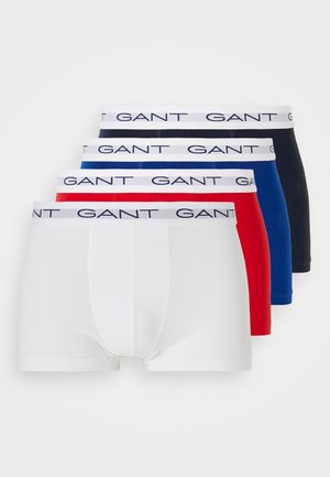 Fire par par cotton boxer briefs i hvid, rød, blå og sort med elastiske hvide taljer, der har mærkenavnet "GANT" i blåt.