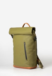 Zaino impermeabile verde a rotolo con un'accente in pelle marrone, tasca laterale con zip, spallacci regolabili e design minimalista.