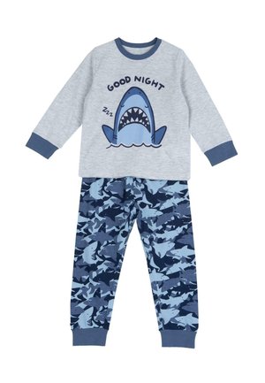 Pyjama sur le thème des requins comprenant un haut à manches longues gris avec le texte "BONNE NUIT" et un motif de requin bleu ; pantalon à motifs camouflage bleus.