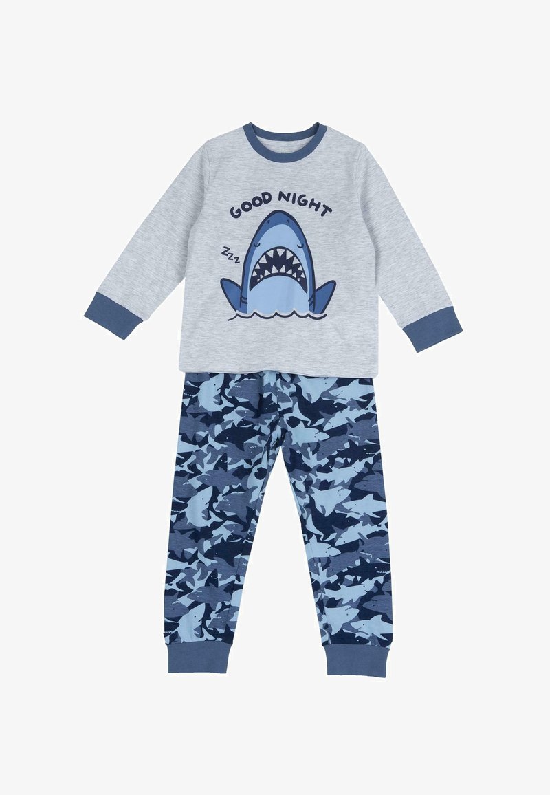 Pyjama sur le thème des requins comprenant un haut à manches longues gris avec le texte "BONNE NUIT" et un motif de requin bleu ; pantalon à motifs camouflage bleus.