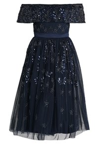 Námořnická modrá šaty s odkrytými rameny s květinovou výšivkou ze sequinu, tylová sukně a upnutý korzet. Obsahuje úzký pas a vrstvenou texturu.