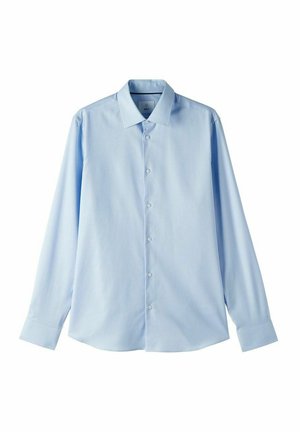 Lyseblå skjorte lavet af glat stof. Har en spids krave, lange ærmer og knaplukning foran.