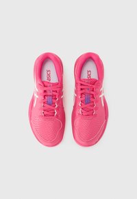Rosa Sportschuhe mit einem atmungsaktiven Mesh-Obermaterial, strukturierten Details, weißen Akzenten und einem gepolsterten Kragen. Mit Schnürsenkeln und einem Logo auf der Innensohle.