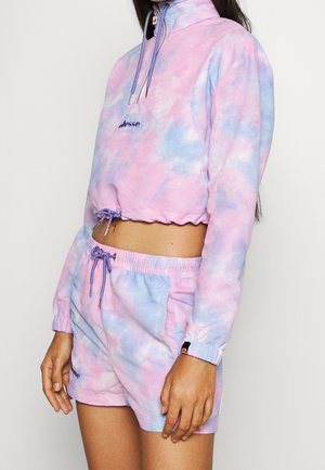 Ensemble de hoodie court et de shorts en tie-dye pastel rose et bleu, avec des fermetures à cordon et des détails de logo brodés. Texture douce.