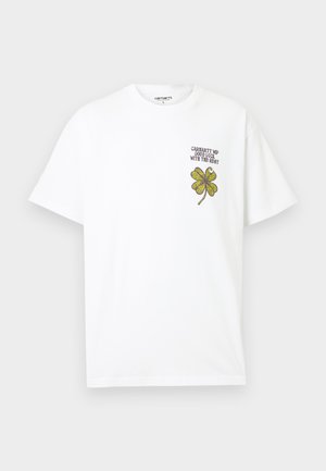 T-shirt bianco in cotone con grafica di un quadrifoglio verde e testo "Carhartt WIP Good Luck With the Rest" ricamato sul petto.