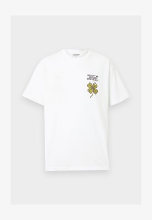 T-shirt bianco in cotone con grafica di un quadrifoglio verde e testo "Carhartt WIP Good Luck With the Rest" ricamato sul petto.
