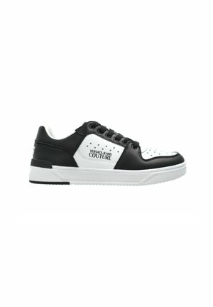 Sneaker in bianco e nero con tomaia in pelle, punta perforata, logo distintivo e suola in gomma bianca testurizzata.