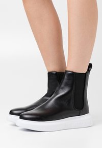 Love Moschino Botki na platformie