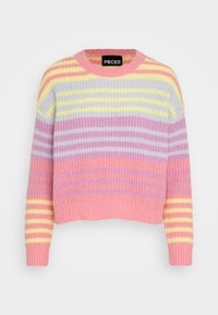 Pull tricoté avec rayures horizontales en rose, jaune, lavande et gris. Encolure ronde et poignets côtelés ; texture douce. Étiquette de la marque visible.