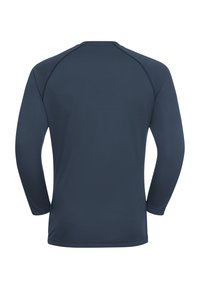 Maglietta a maniche lunghe in blu scuro, realizzata in tessuto liscio. Presenta maniche raglan e un collo rotondo, con cuciture piatte e senza motivi visibili.