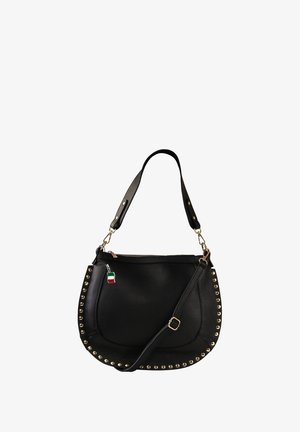 Zwarte leren handtas met gouden studs langs de rand, ritssluiting en een stoffen vlag charm. Heeft een korte en een lange verstelbare schouderriem.