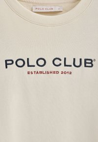 Felpa crema con colletto a costine, con la scritta "POLO CLUB" in blu navy e "ESTABLISHED 2012" in bordeaux, realizzata in morbido tessuto misto cotone.