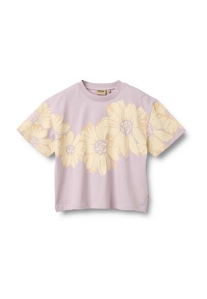 Camiseta de manga corta color lila con flores de margarita grandes de color amarillo pálido en el pecho y las mangas, cuello redondo y ajuste holgado.