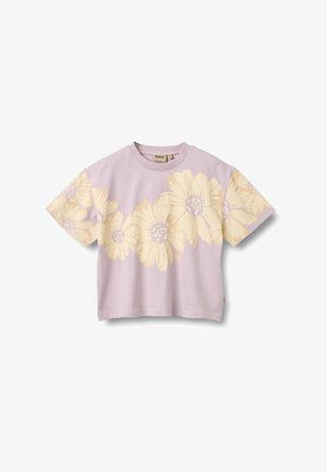 T-shirt lilas à manches courtes avec de grandes marguerites jaune pâle sur la poitrine et les manches, encolure ronde et coupe décontractée.