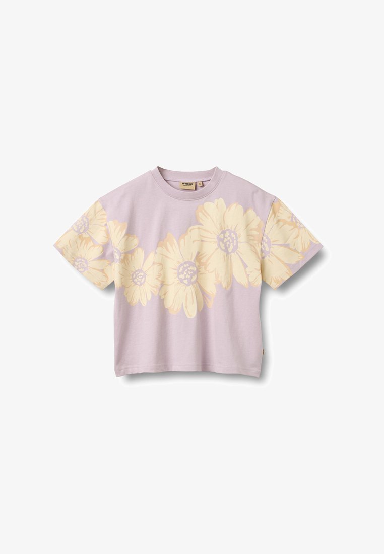 T-shirt a maniche corte color lilla con grandi fiori di margherita giallo pallido sul petto e sulle maniche, scollo tondo e vestibilità comoda.