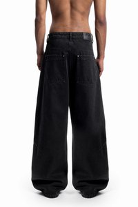 Sorte vidde bukser i denim med høy midje, to baklommer og en løs passform. Har synlig søm ved kanten og en flat midjebånd.