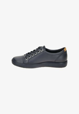 Donkerblauwe leren sneaker met een ronde neus, vetersluiting aan de voorkant en metalen oogjes. Gladde textuur met een contrasterende tan accent bij de hak.