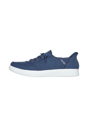 Marineblauwe canvas sneaker met witte rubberen zool, ronde neus en metalen veteroogjes. Voorzien van logodetail aan de zijkant.