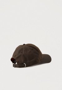 Hnedá bavlnená baseballová čiapka s zakriveným štítkom, nastaviteľným remienkom na zadnej strane a ventilačnými otvormi. Textúrovaná tkanina s matným povrchom.