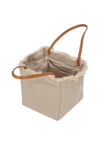 Borsa a mano in tela beige con bordo superiore sfrangiato. Dotata di due manici in pelle marrone e di un interno spazioso con tasche interne.