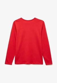 Rød langærmet t-shirt lavet af blødt bomuld, med rund hals og lige snit, med ensfarvet tekstur og ingen synlige logoer eller mønstre.