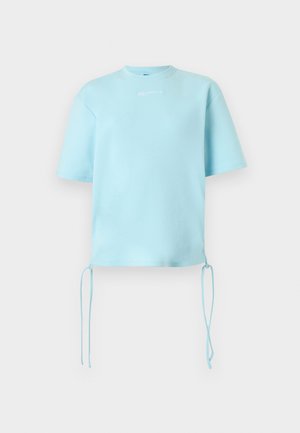 Hellblaues kurzärmeliges Hemd mit Rundhalsausschnitt und verstellbaren Kordelzügen, die an beiden Seiten am Saum hängen.