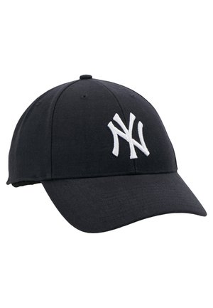 Schwarze Baseballmütze aus Baumwolle mit gebogenem Schirm und aufgesticktem weißen "NY"-Logo auf der Vorderseite. Verfügt über Belüftungsöffnungen.