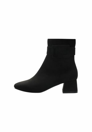 Schwarzer Wildleder-Stiefelette mit Blockabsatz und breitem Schnallenriemen um den Schaft.