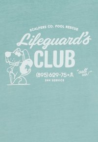 Turquoise T-shirt met witte opdruk van een cartoonhond, een lifeguard-logo en tekstdetails inclusief een telefoonnummer en openingstijden.