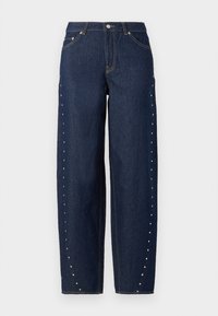 Σκούρες μπλε τζιν παντελόνες με χαλαρή εφαρμογή, με λευκά τρουκς κατά μήκος των ραφών και παραδοσιακό σχέδιο με πέντε τσέπες.