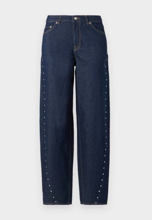 Jeans in denim blu scuro con vestibilità ampia, caratterizzati da borchie bianche lungo le cuciture laterali e dal classico design a cinque tasche.