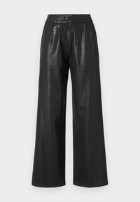 Zwarte nep leren wijde broek met een elastische tailleband, voorzien van twee zijzakken en een gladde, glanzende textuur.