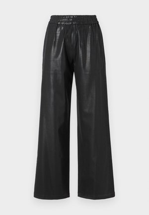 Zwarte nep leren wijde broek met een elastische tailleband, voorzien van twee zijzakken en een gladde, glanzende textuur.