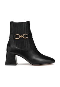 Stivale alla caviglia in pelle nera con punta affilata, pannello laterale elastico rigato, accessorio in metallo dorato e tacco spesso e angolare.