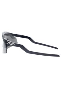 Occhiali da sole neri Oakley con un design elegante, bracci allungati e lenti scure. Caratterizzati da un logo minimale e una forma del telaio angolare.